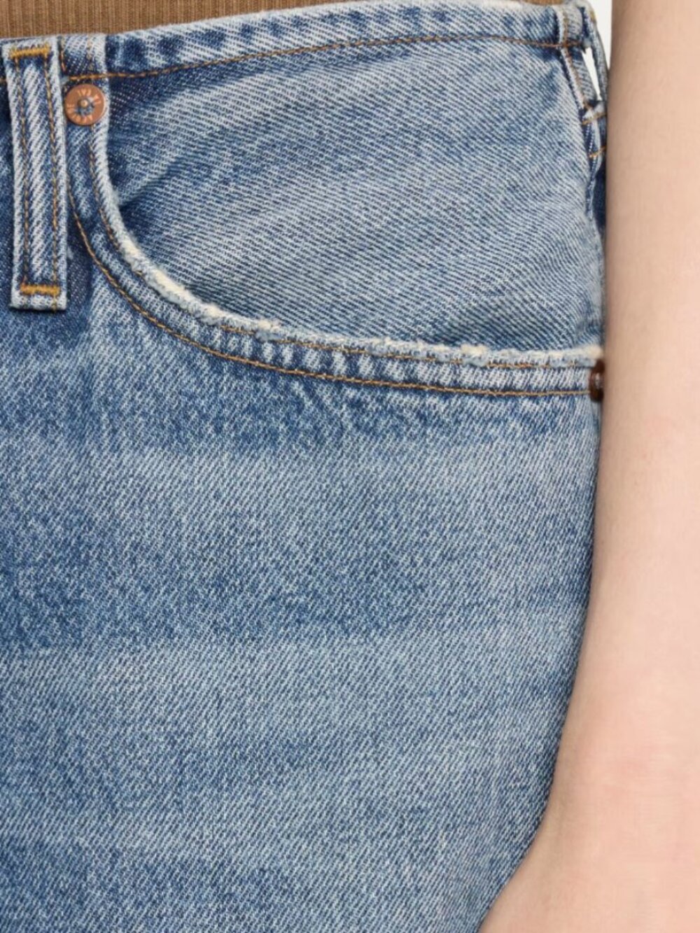AGOLDE Lex Low-Rise Wide-Leg Jeans in faded medium-wash denim - Picture 4 of 9